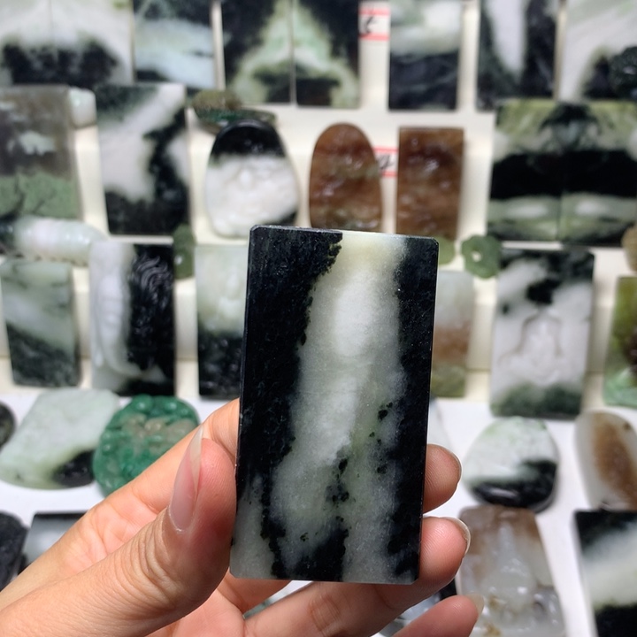 独山玉未镶嵌颈饰