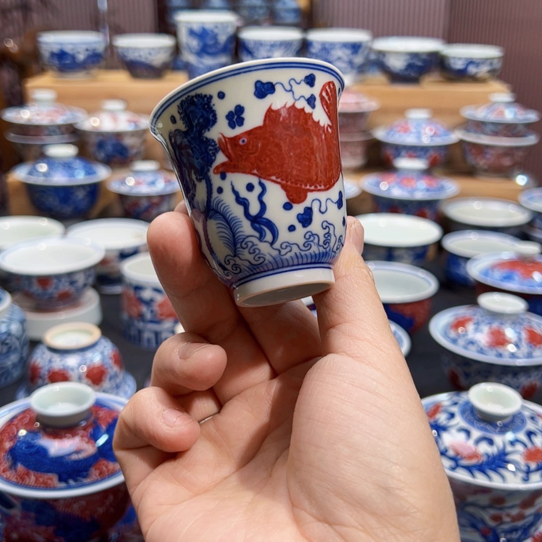 微瑕杯子青花釉里红鱼藻纹，介意勿拍！