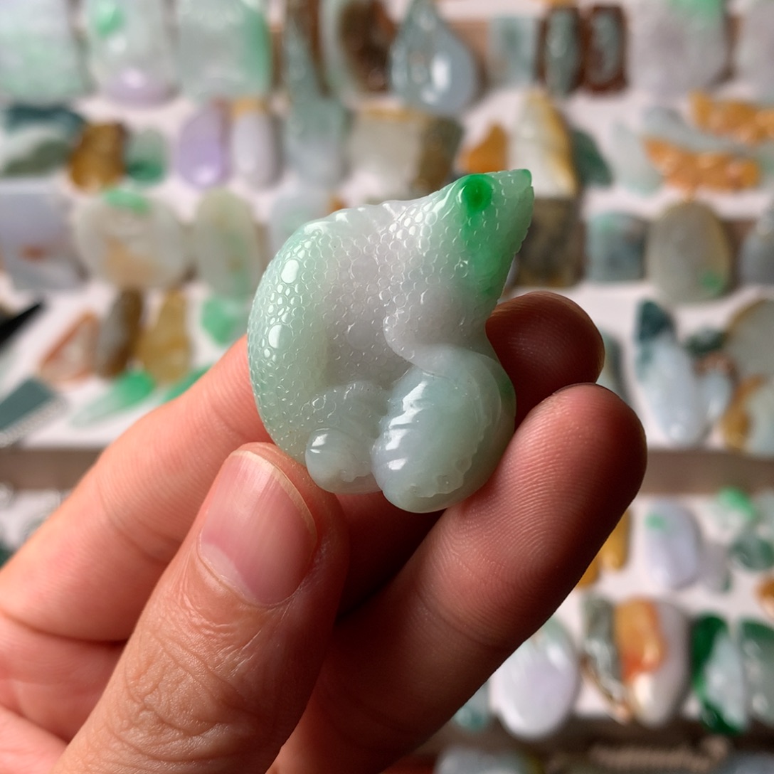 翡翠未镶嵌颈饰蜥蜴，吸 亿