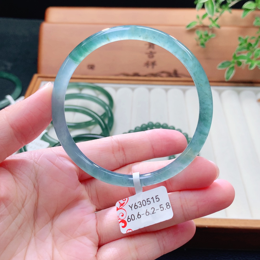 未镶嵌手镯（圆镯）翡翠
