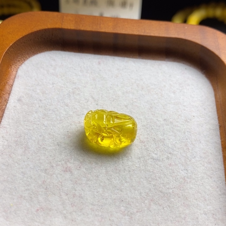蜜蜡裸石未镶嵌给****儿微瑕