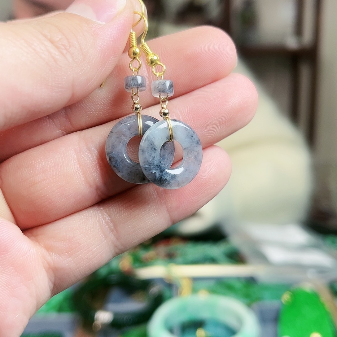 翡翠颈饰未镶嵌耳饰