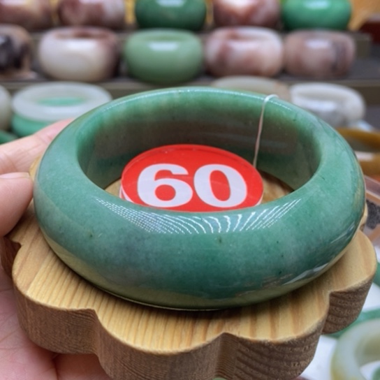 未镶嵌手镯石英质玉