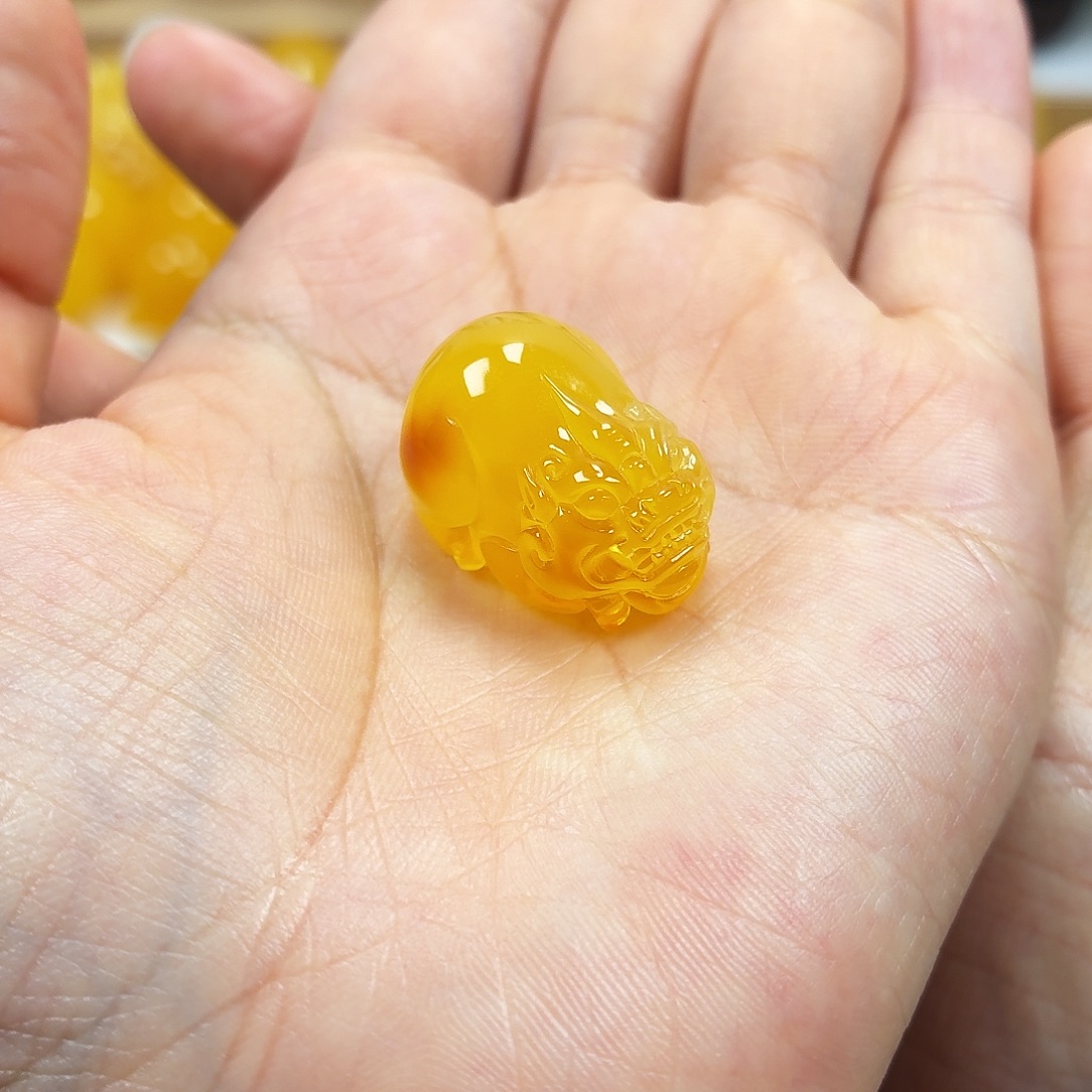 蜜蜡未镶嵌颈饰焦皮妖花貔貅