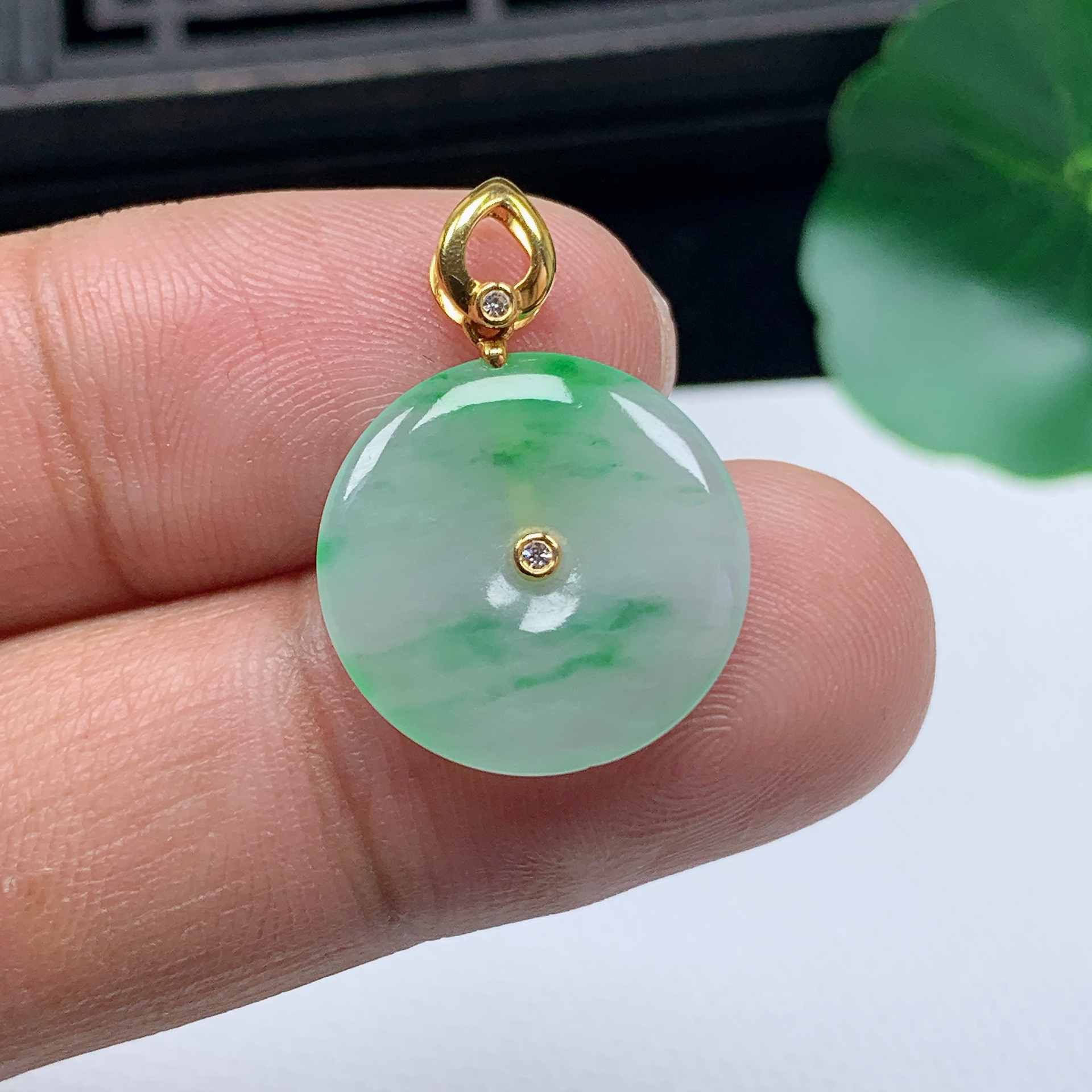 天然翡翠A货18K金扣精美冰飘阳绿平安扣吊坠尺寸17.7*2.6mm