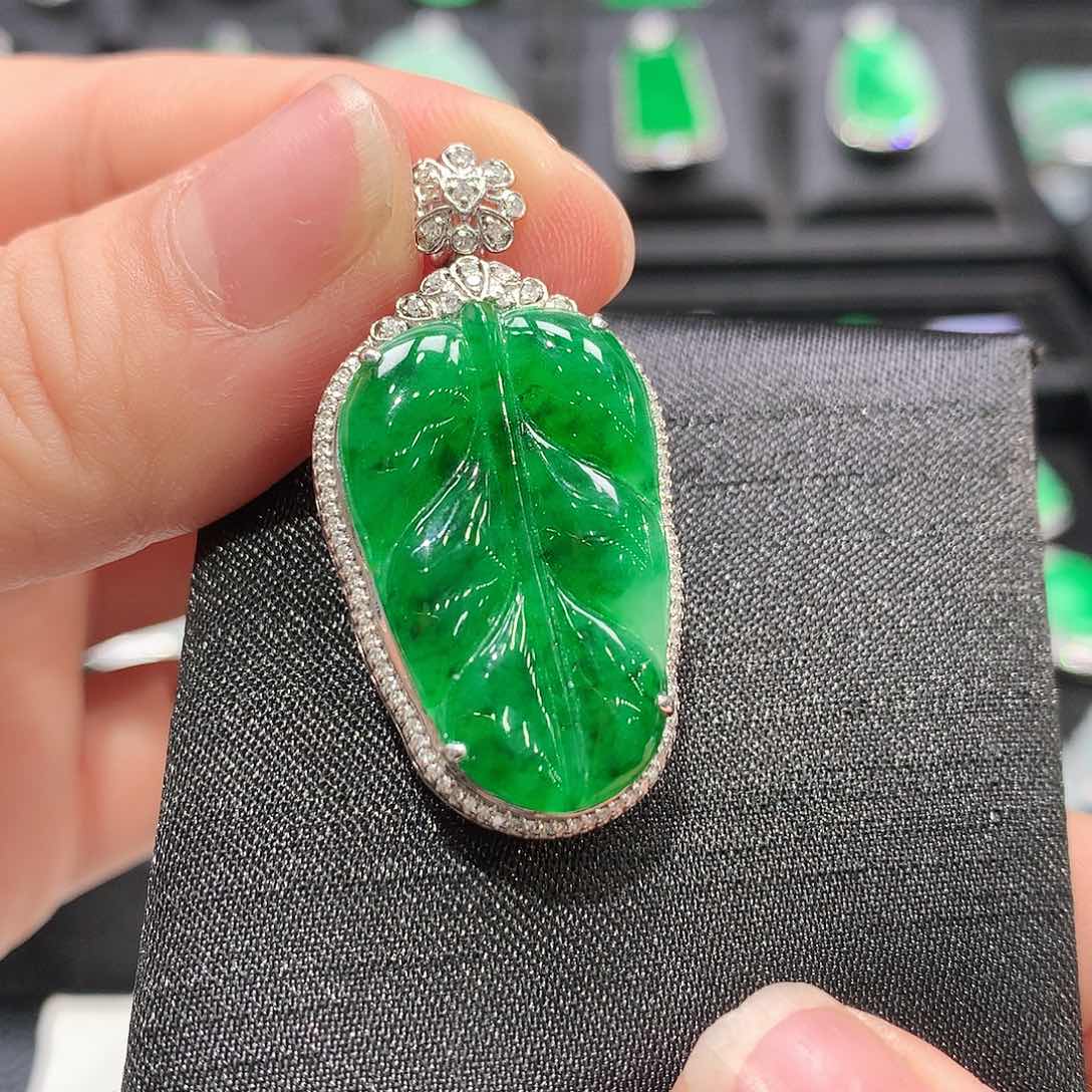 翡翠18K金镶嵌颈饰叶子