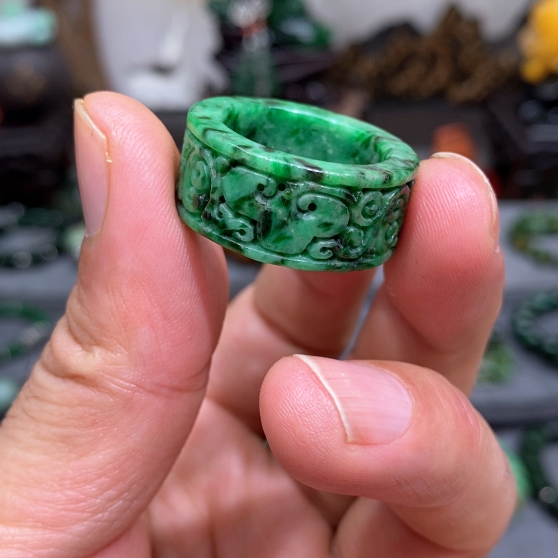 翡翠戒指未镶嵌漂亮美眉