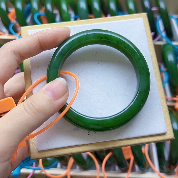 金***食和田玉未镶嵌手镯