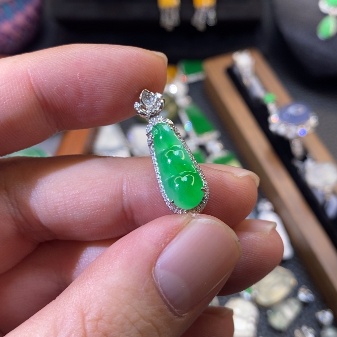 翡翠18K金镶嵌颈饰