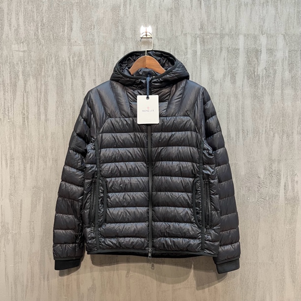 99新 MONCLER 蒙口 黑色连帽轻薄款羽绒服 3码 Z00771