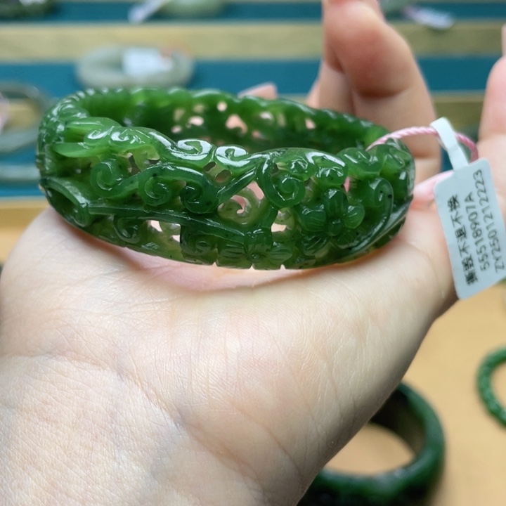 和田玉手镯58+圈口。编号95未镶嵌