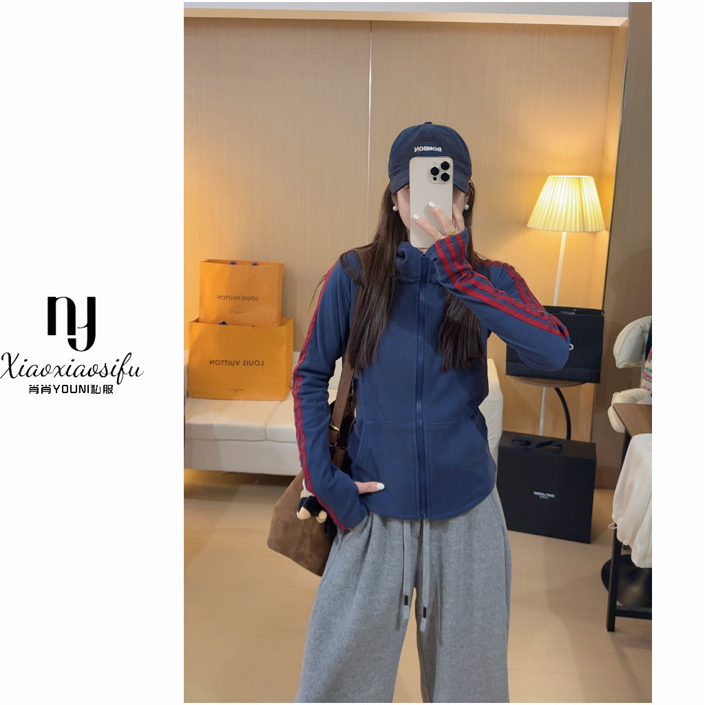 肖肖家「撞色方程式」藏蓝红条连帽德 绒连帽衫时髦的日常出街look