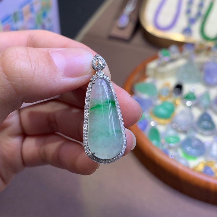 翡翠18K金镶嵌颈饰翡翠