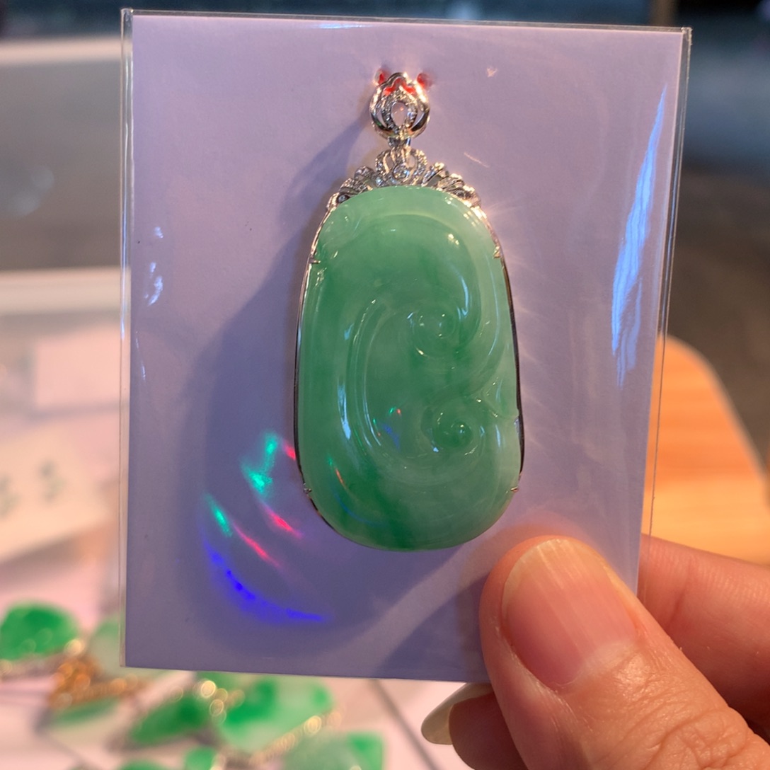 翡翠18K金镶嵌颈饰翡翠首饰