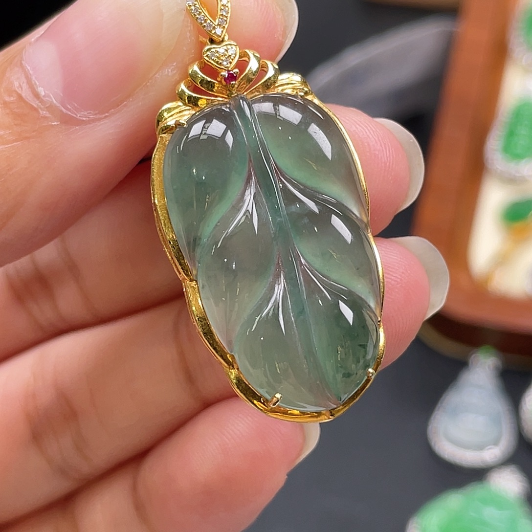 翡翠18K金镶嵌颈饰绿叶子