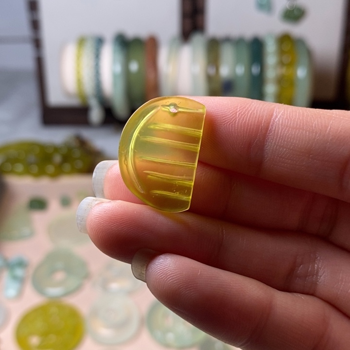 蛇纹石玉颈饰未镶嵌