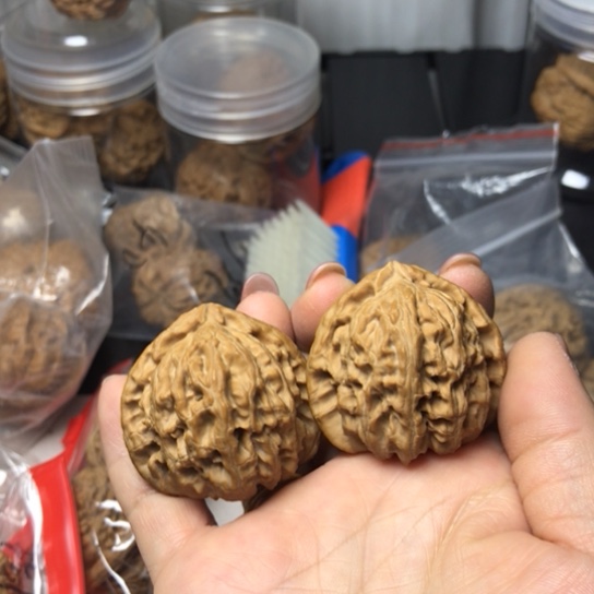 文玩核桃吊坠白狮子