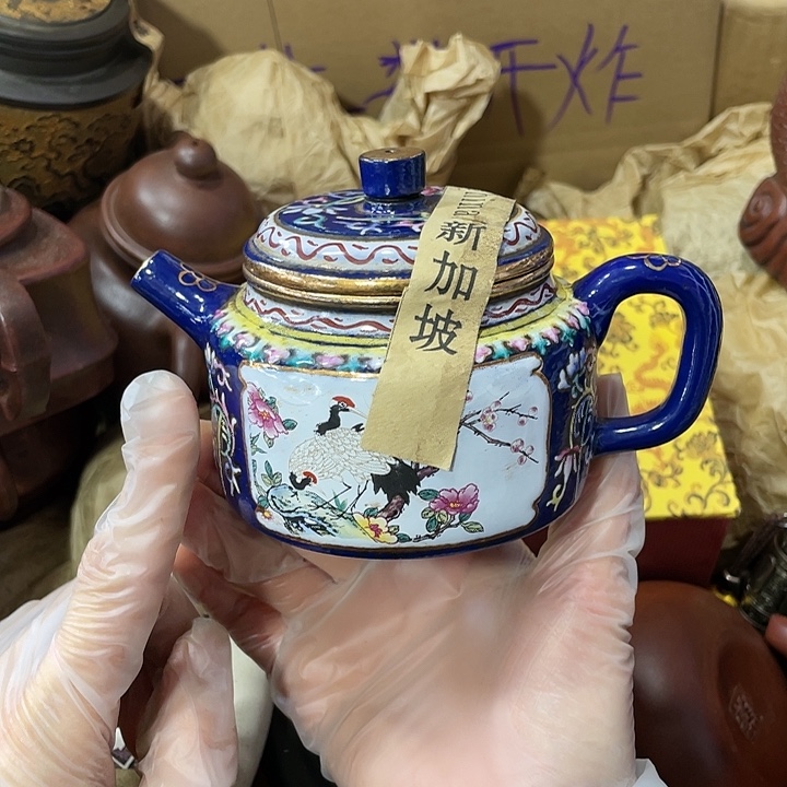 紫砂茶壶原矿泥料，手工制作一把紫砂壶。