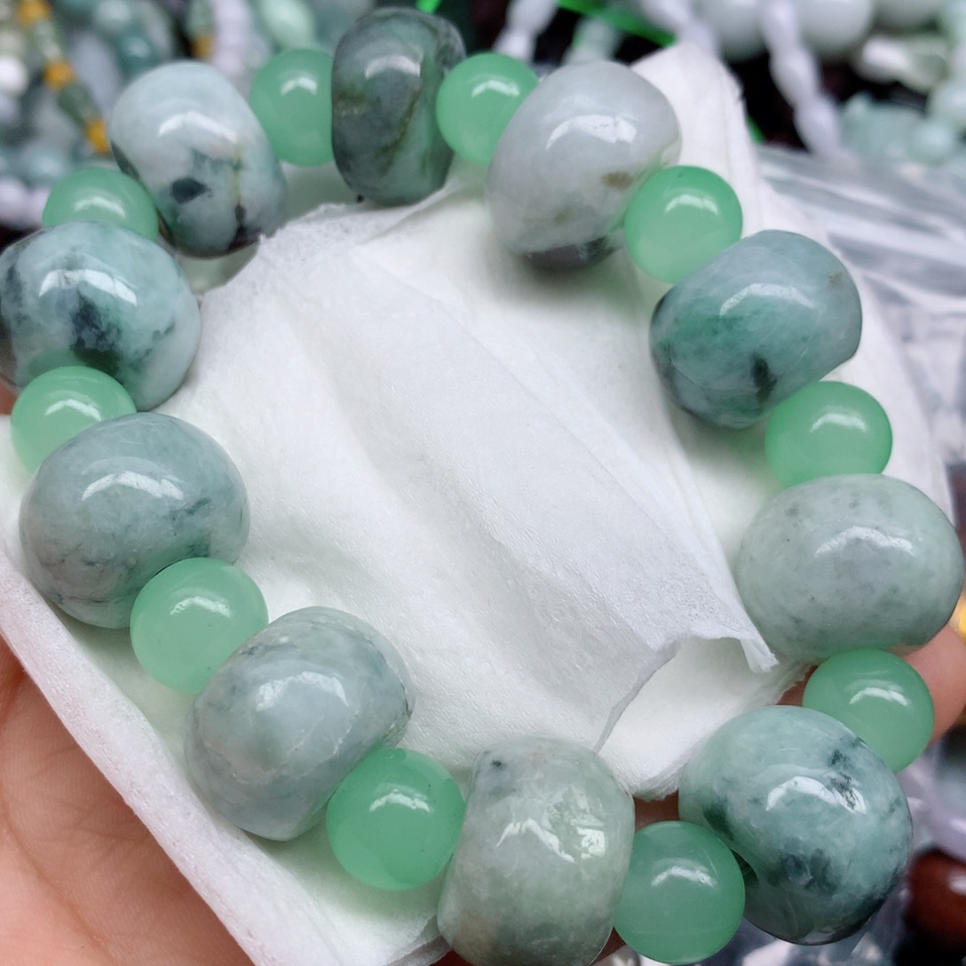 翡翠颈饰未镶嵌翡翠