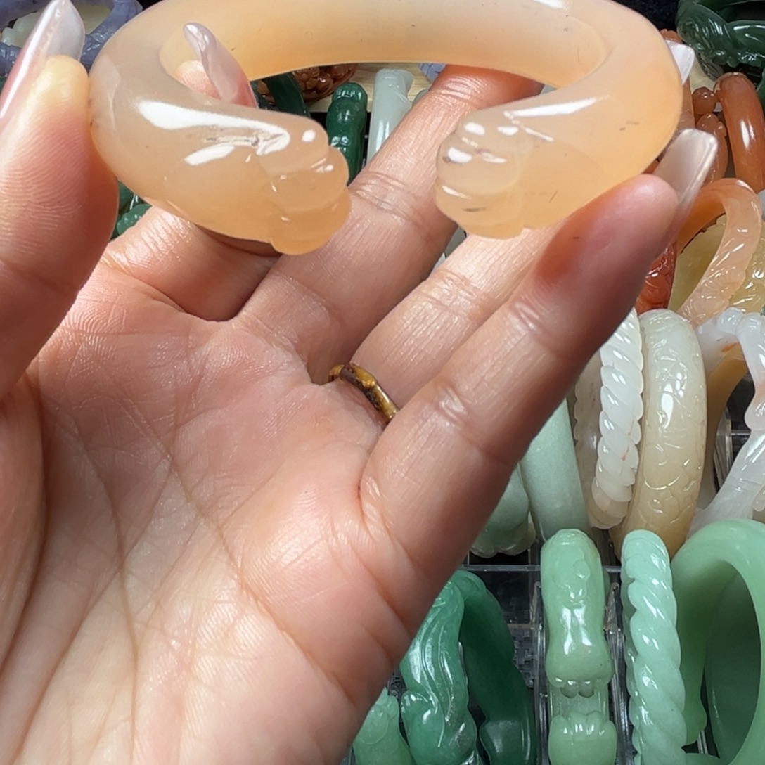 石英质玉未镶嵌雕花手镯