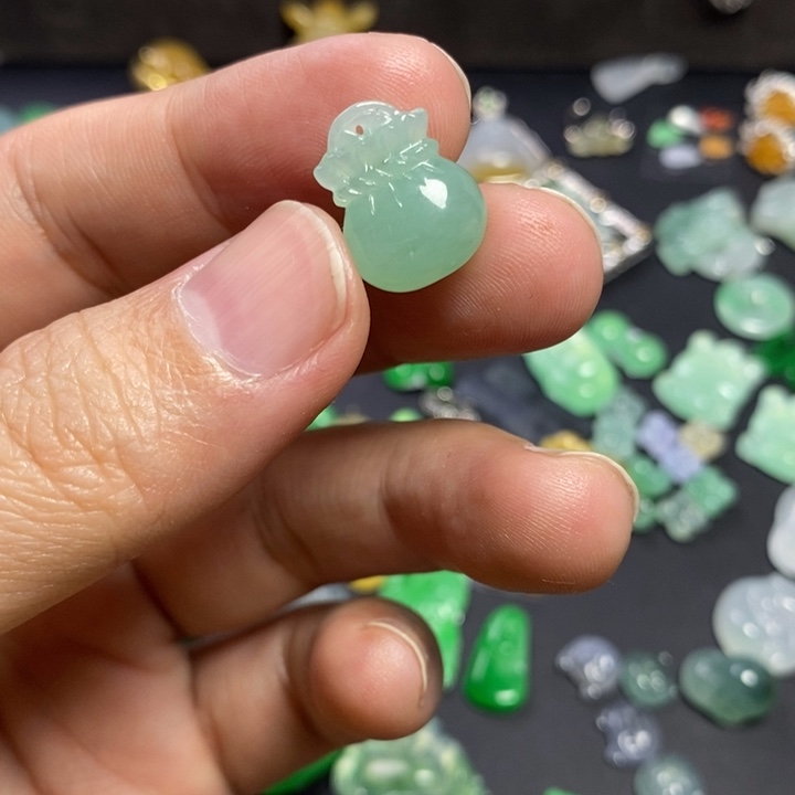 翡翠未镶嵌颈饰钱袋子