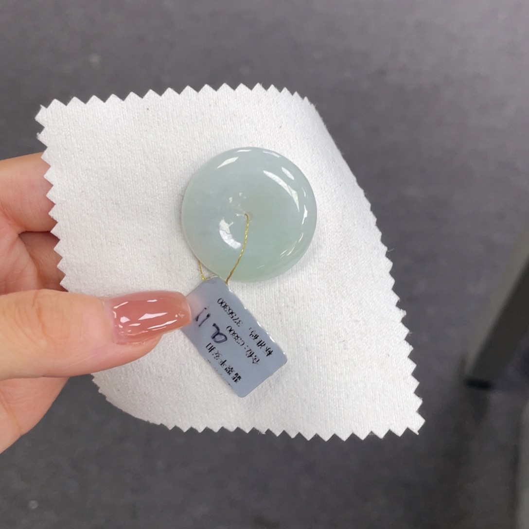 翡翠未镶嵌颈饰平安扣