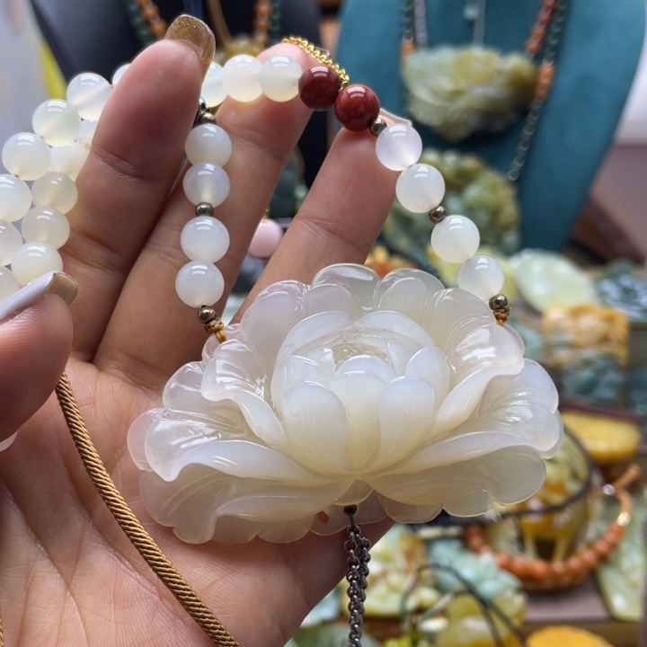 蛇纹石玉未镶嵌颈饰