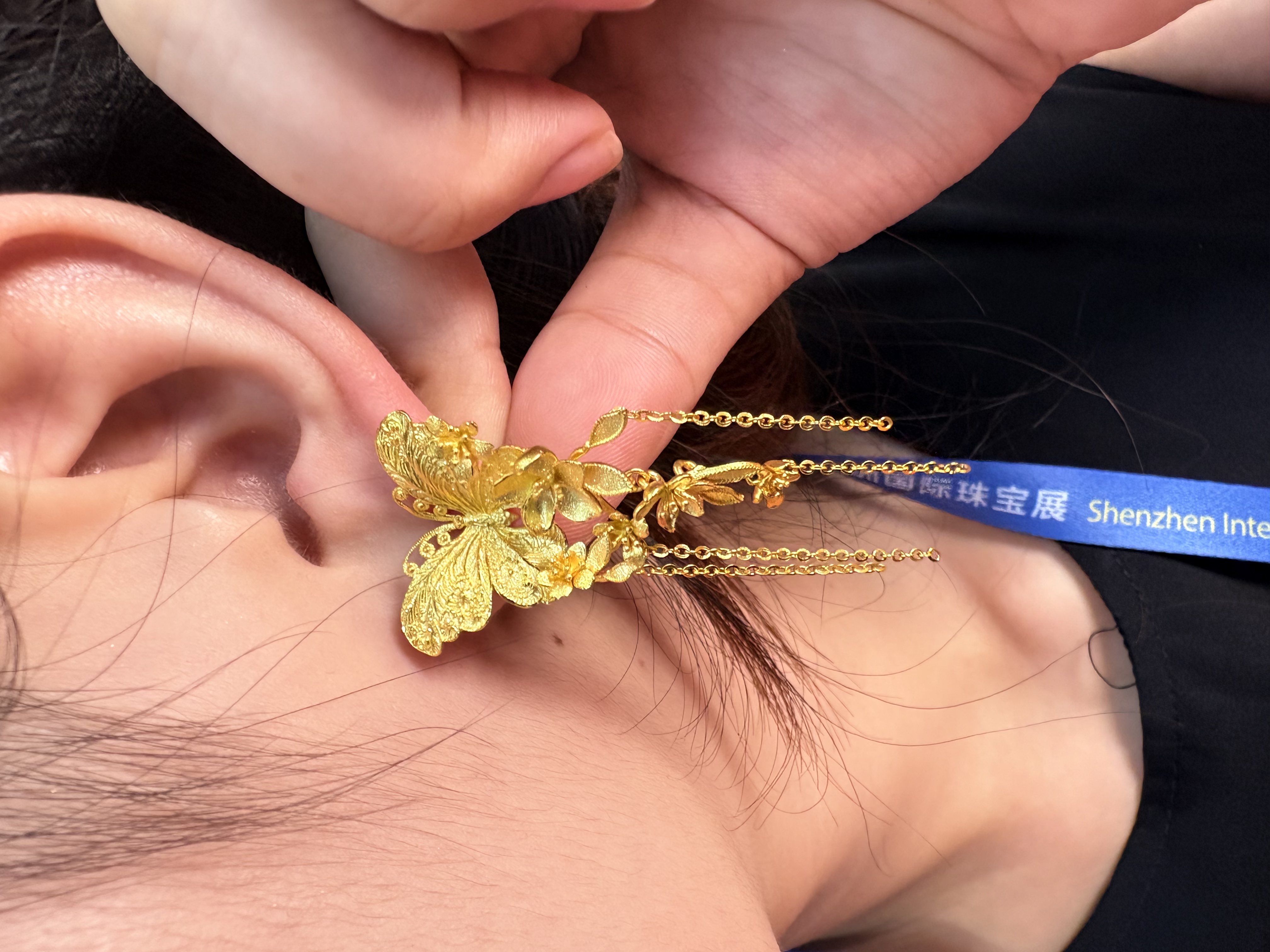 鳳喆古法錾刻工艺设计师款蝴蝶节婚嫁国风耳钉(一对)足金999