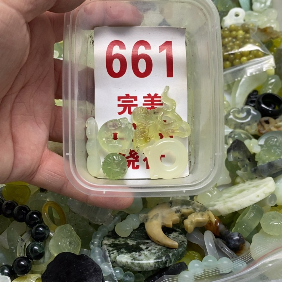 蛇纹石玉挂坠未镶嵌