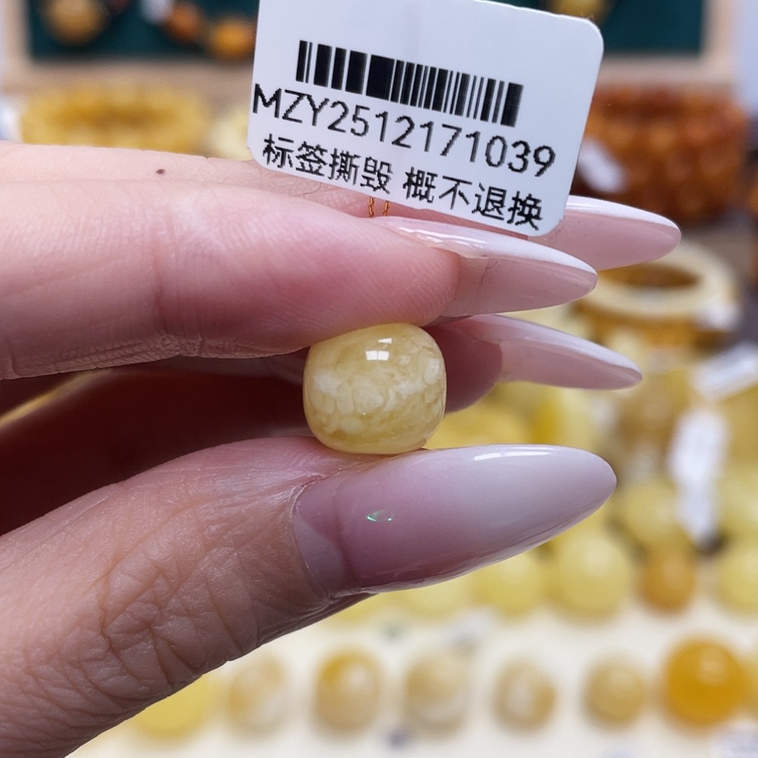 蜜蜡未镶嵌珠宝奇石10.5*9.8mm瑕疵