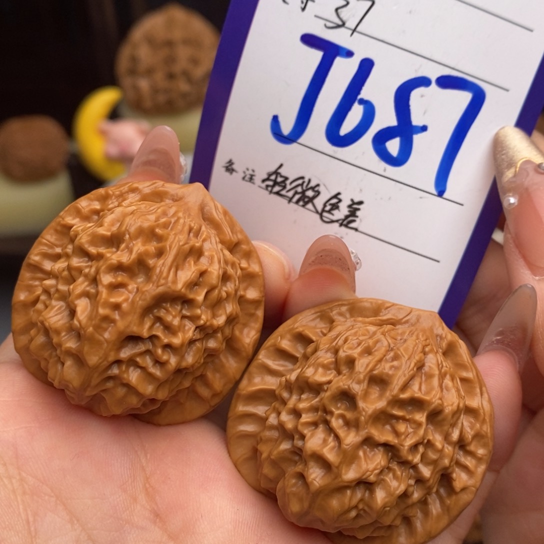 文玩核桃吊坠瓷娃娃