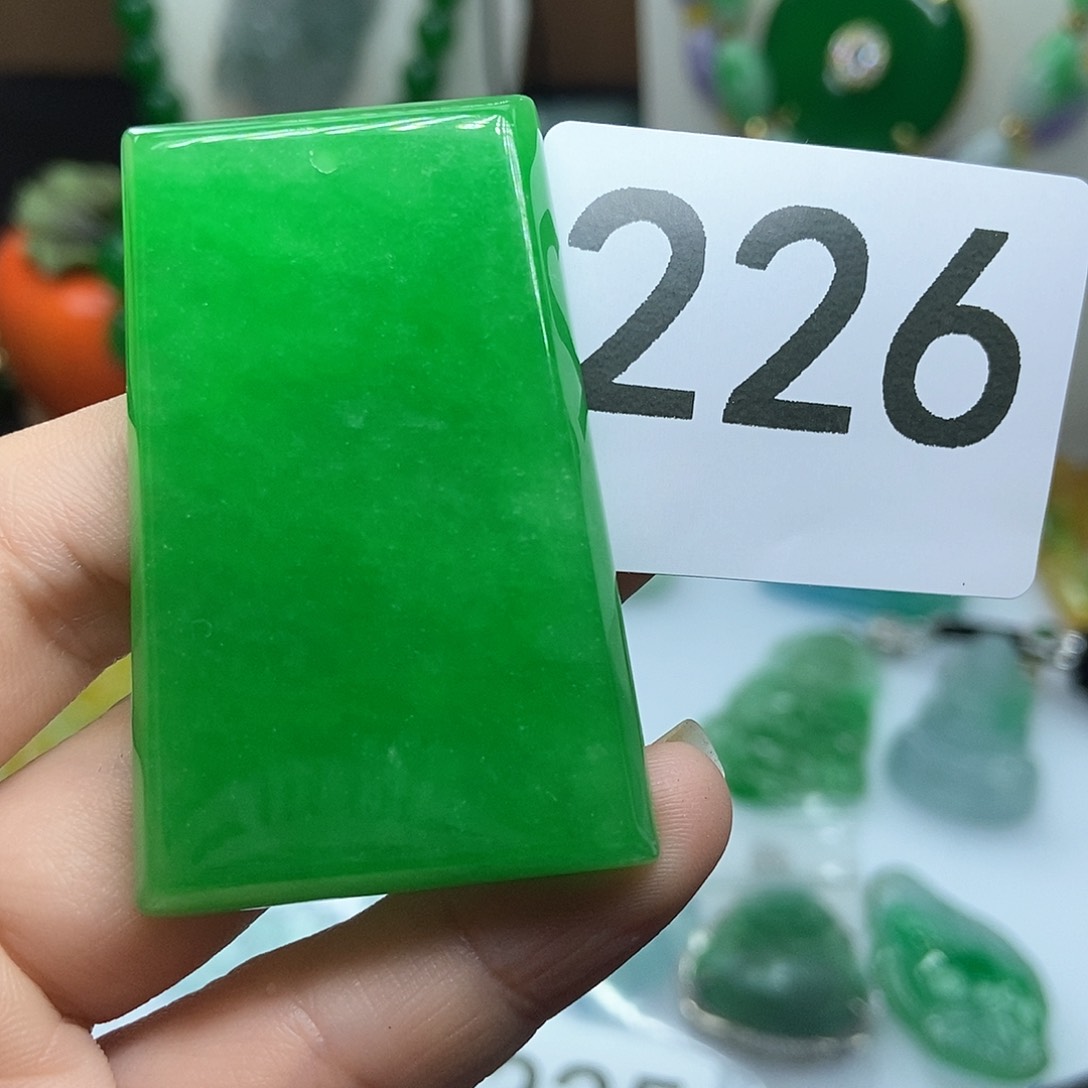 翡翠吊坠(赠链)未镶嵌