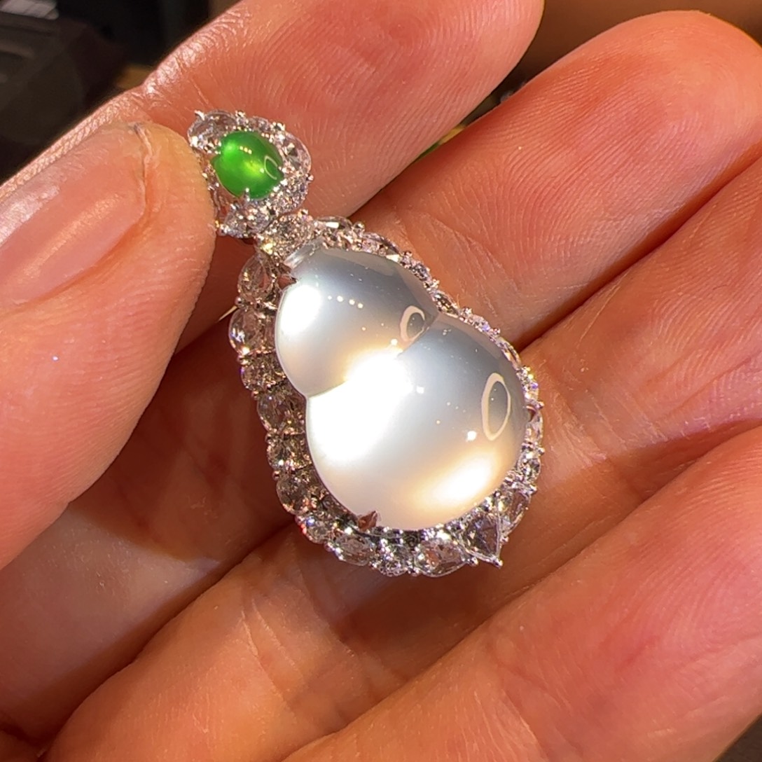 翡翠18K金镶嵌颈饰小*阳天然缅甸A货翡翠。