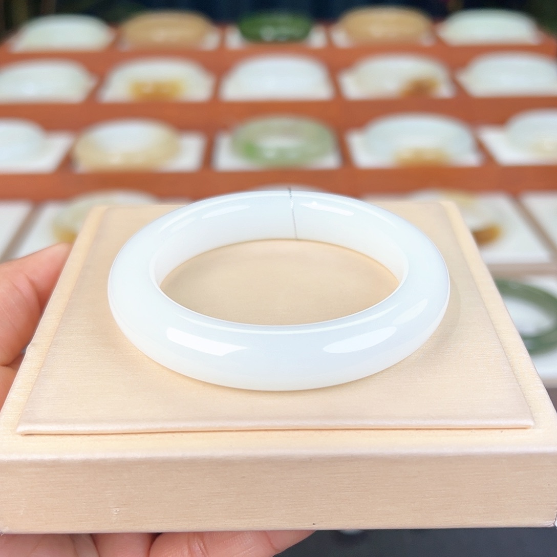 和田玉手镯未镶嵌白玉