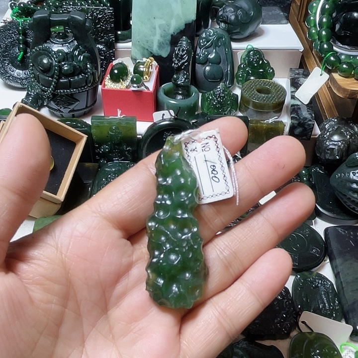 爱***虎蛇纹石玉未镶嵌颈饰