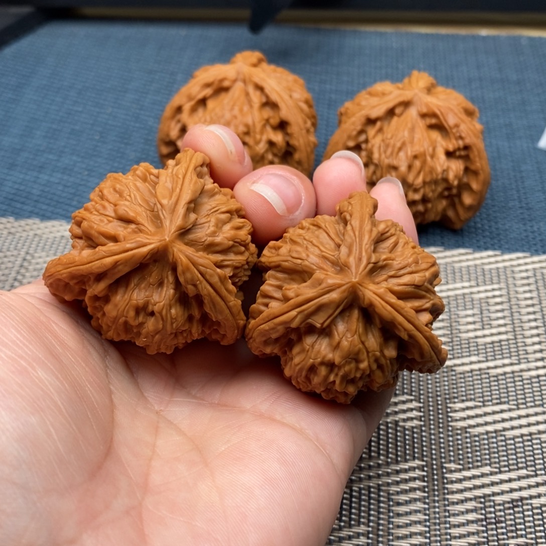 贝****文玩核桃吊坠三棱