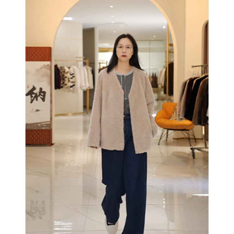 ALL FUR “冬日暖阳”新款进口拉贡皮毛一体V领皮草外套PC250124