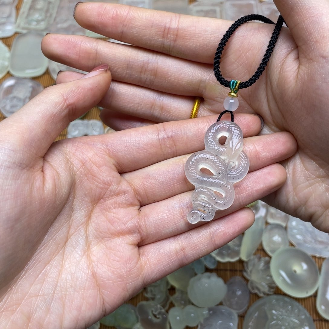 未镶嵌蛇纹石玉颈饰兔****?