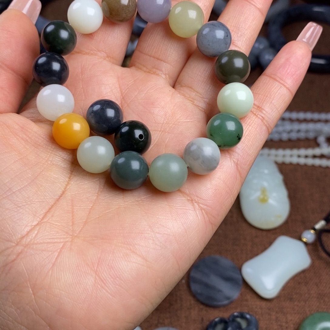 皆***有和田玉未镶嵌颈饰