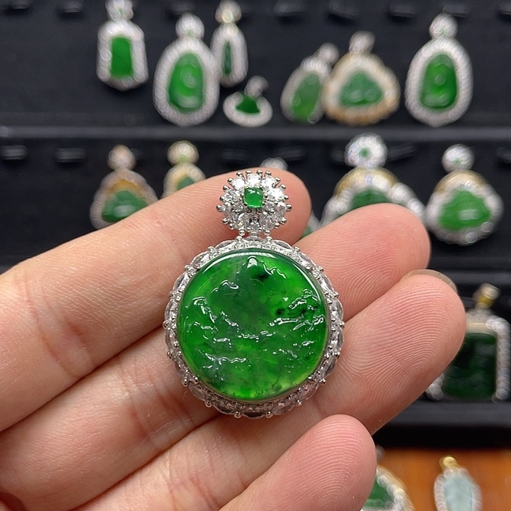 翡翠裸石翡翠山水圆牌