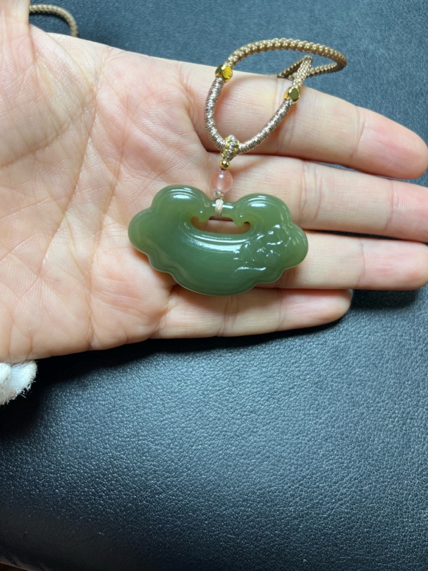 和田玉新疆若羌青黄口如意锁带荷花