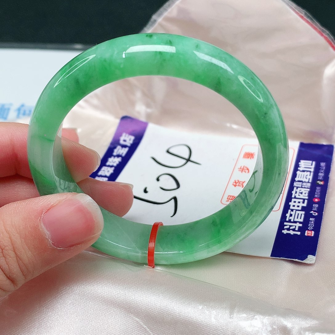 翡翠手镯未镶嵌翡翠