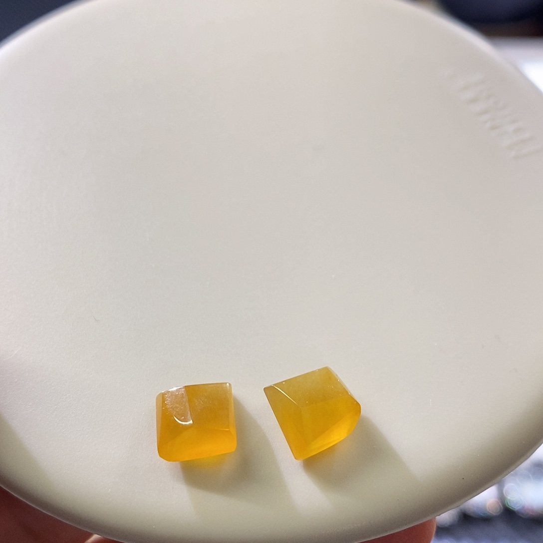 翡翠挂件未镶嵌一对起光的黄翡