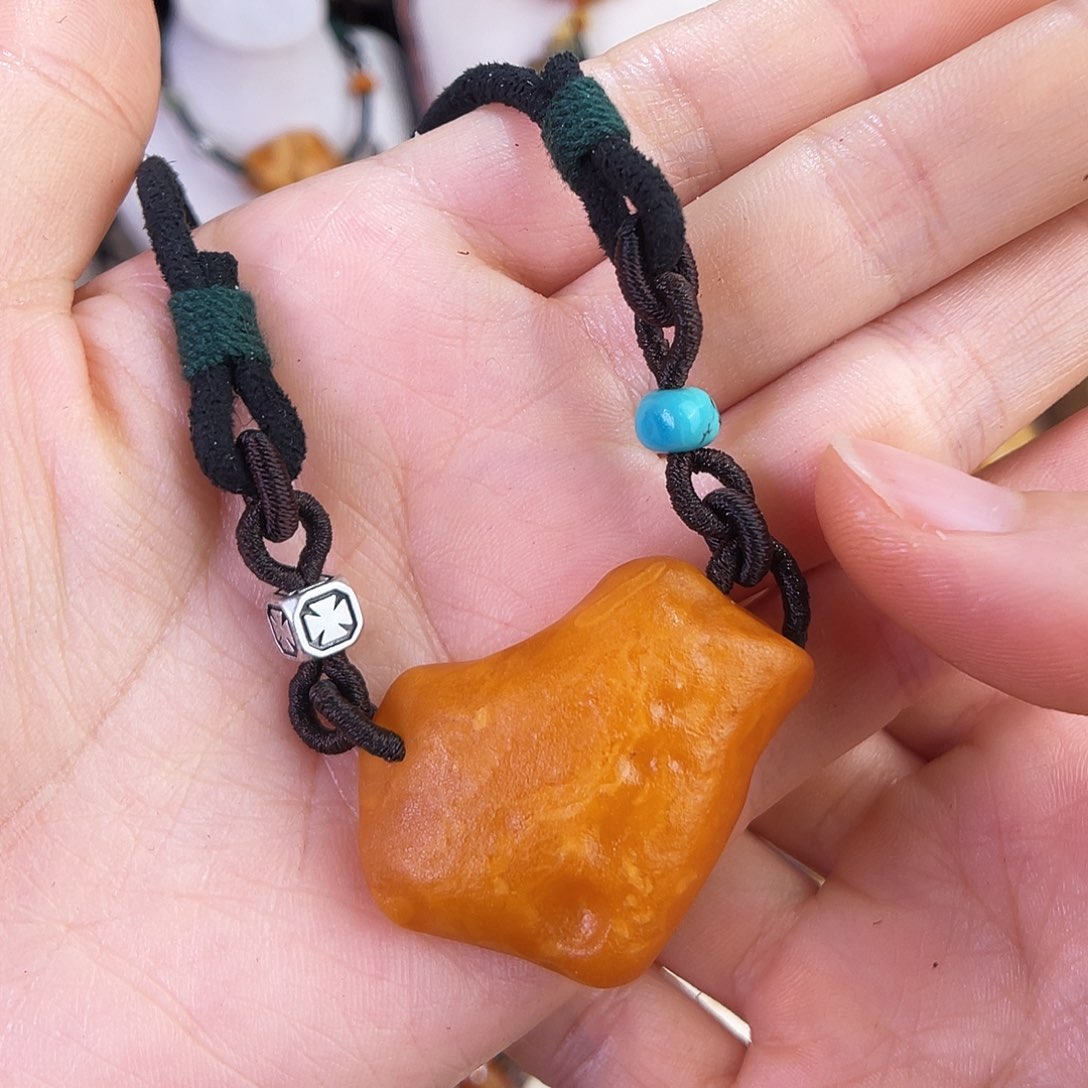 琥珀珠宝奇石未镶嵌。