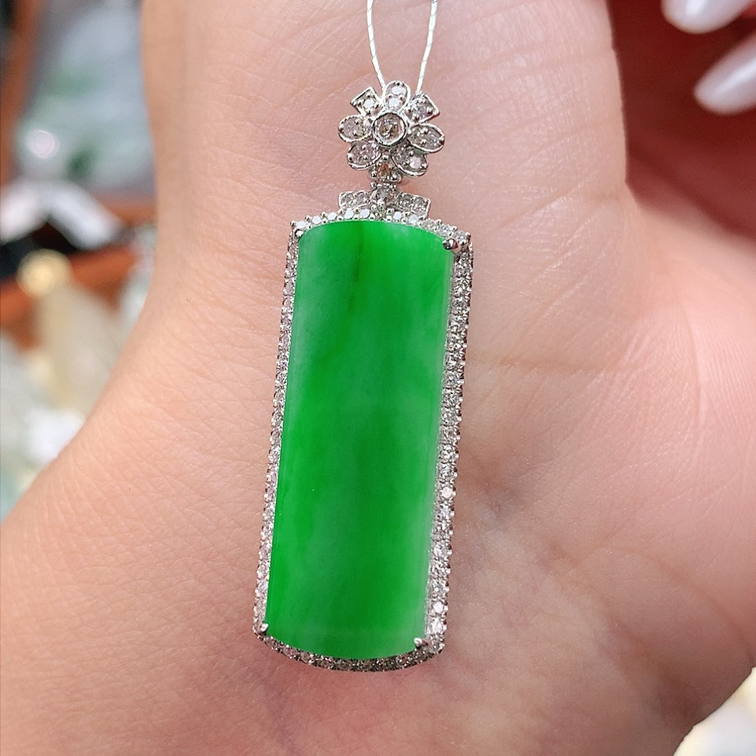 颈饰18K金镶嵌翡翠无事牌