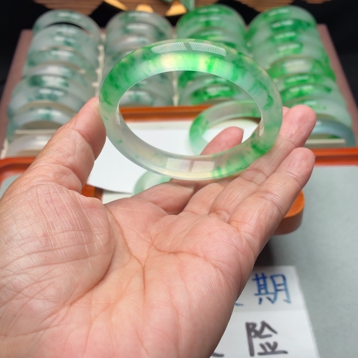 维***售石英质玉未镶嵌手镯