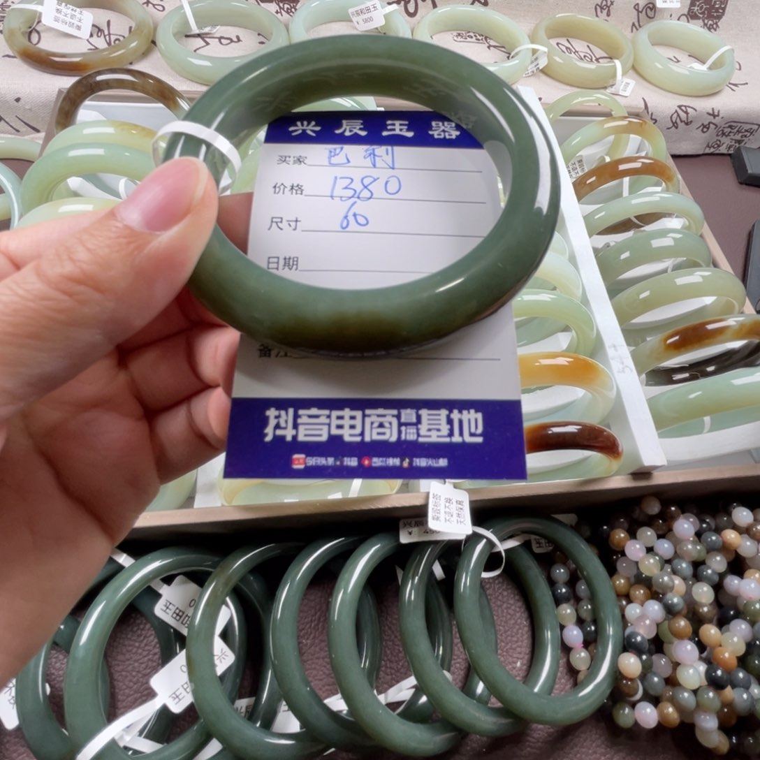 和田玉手镯未镶嵌巴**呦