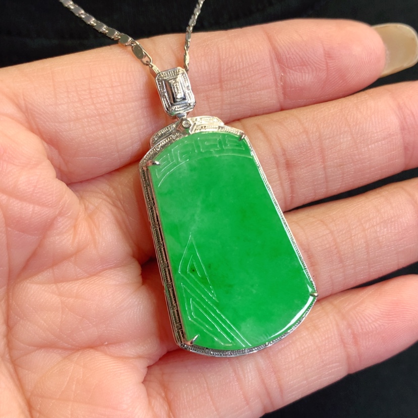 【闪购商品】颈饰18K金镶嵌翡翠平安无事