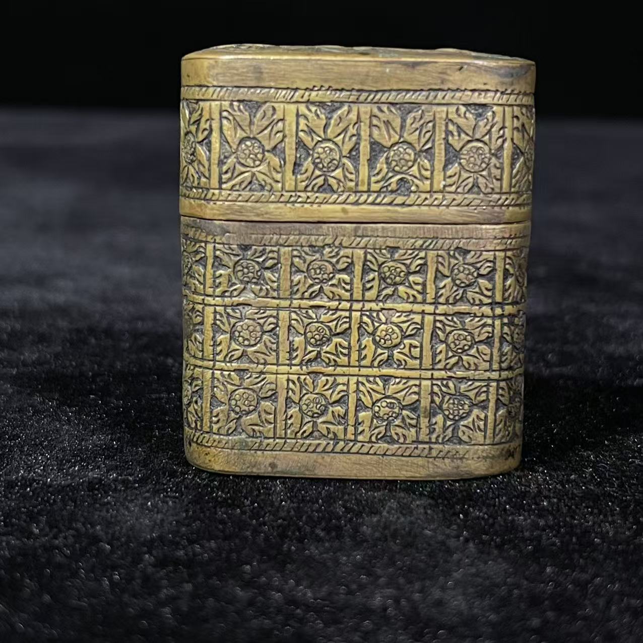 Lot17:  铜烟盒H：5.4x4.7x2.1cm/40g