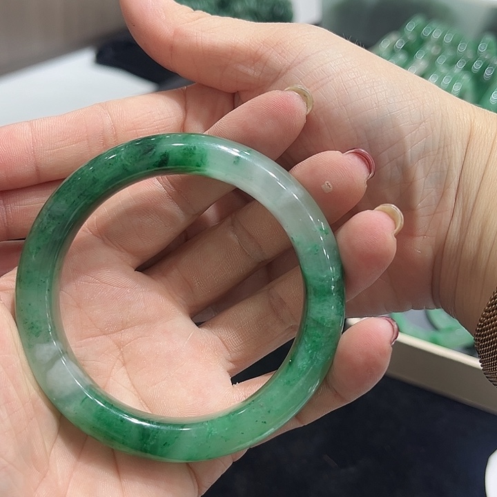 未镶嵌手镯石英质玉（非洲翠）